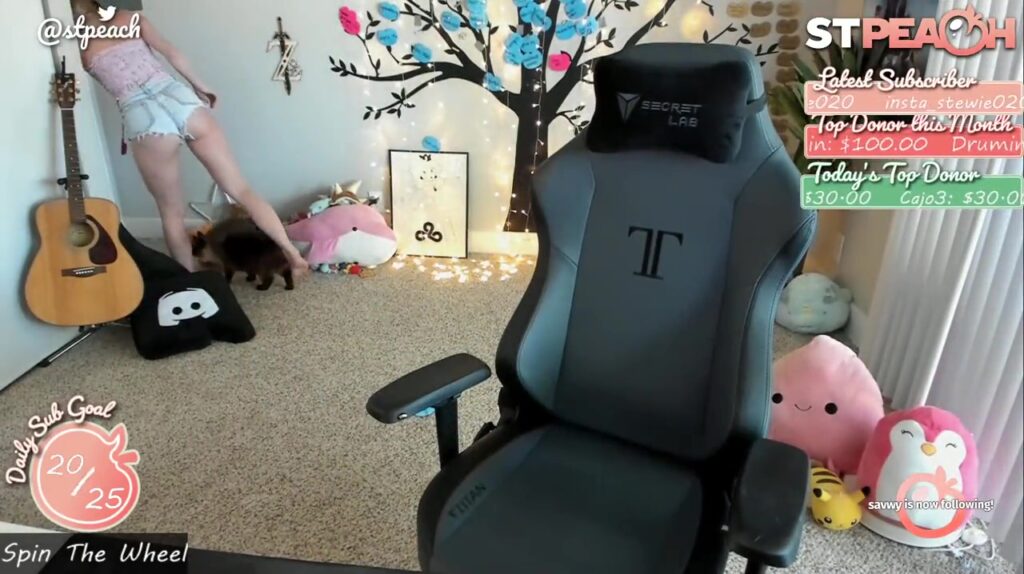 Stpeach con pantalones cortos en la transmisión de twitch