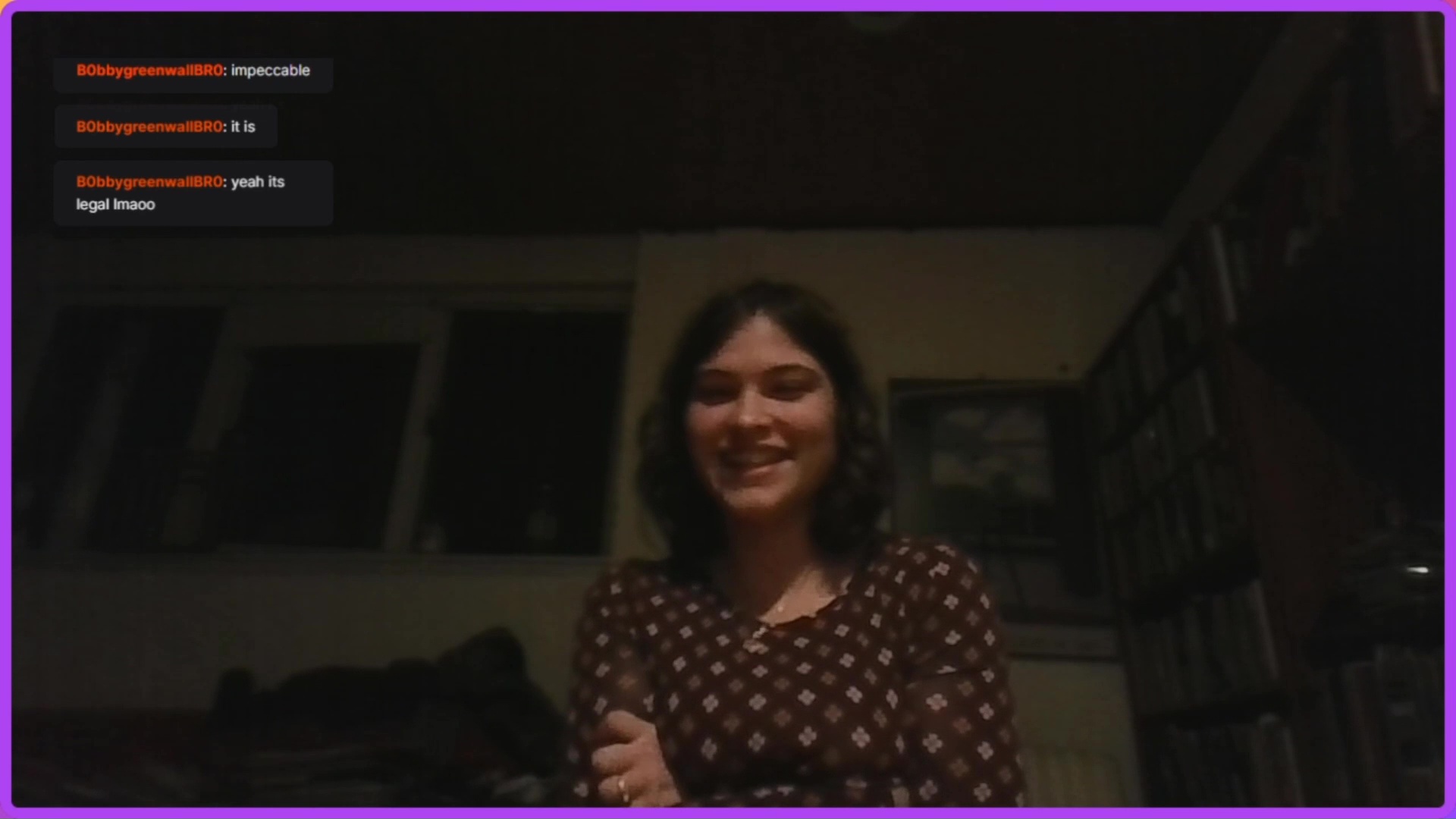 La adolescente tímida de streamer de twitch muestra sus tetas para el video del espectador