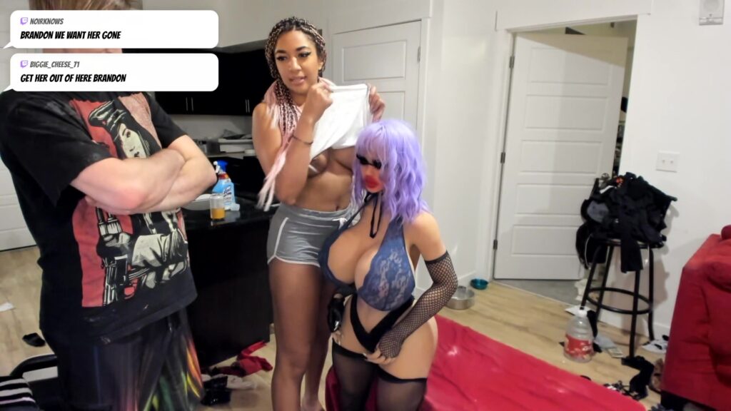 Streamer Levanta la parte superior muestra accidentalmente tetas